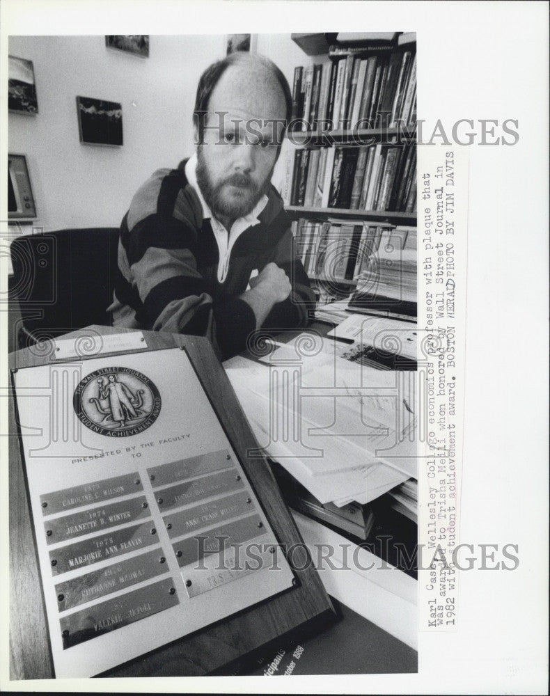 1982 Press Photo Karl Case,Wellesley College professor - Historic Images