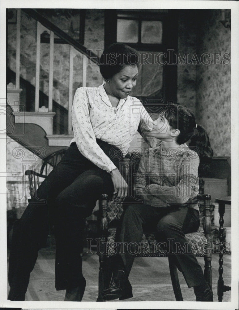 1972 Press Photo Barbara Meek&amp; Danielle Brisbois &quot;Archie Bunker&#39;s Place&quot; - Historic Images