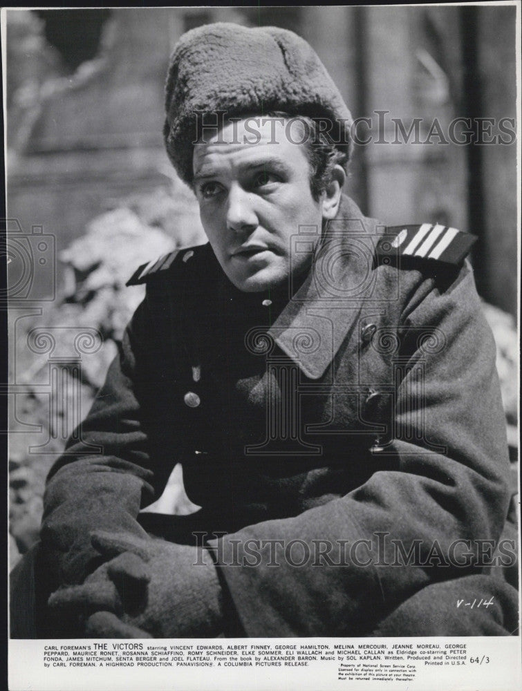 1964 Press Photo Albert Finney in &quot;The Victors&quot; - Historic Images