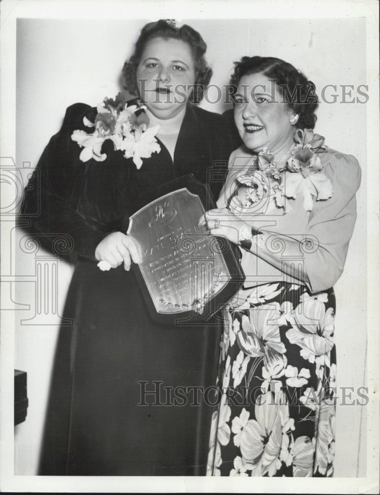 1940 Press Photo Singer Kate Smith Receives Award From Louella Parsons, Writer - Historic Images