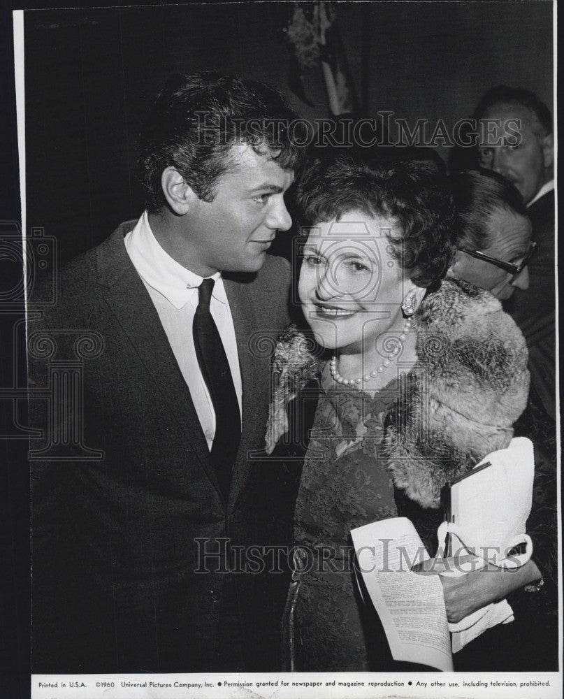 1961 Press Photo Columnist, Louella Parsons &amp; Tony Curtis - Historic Images