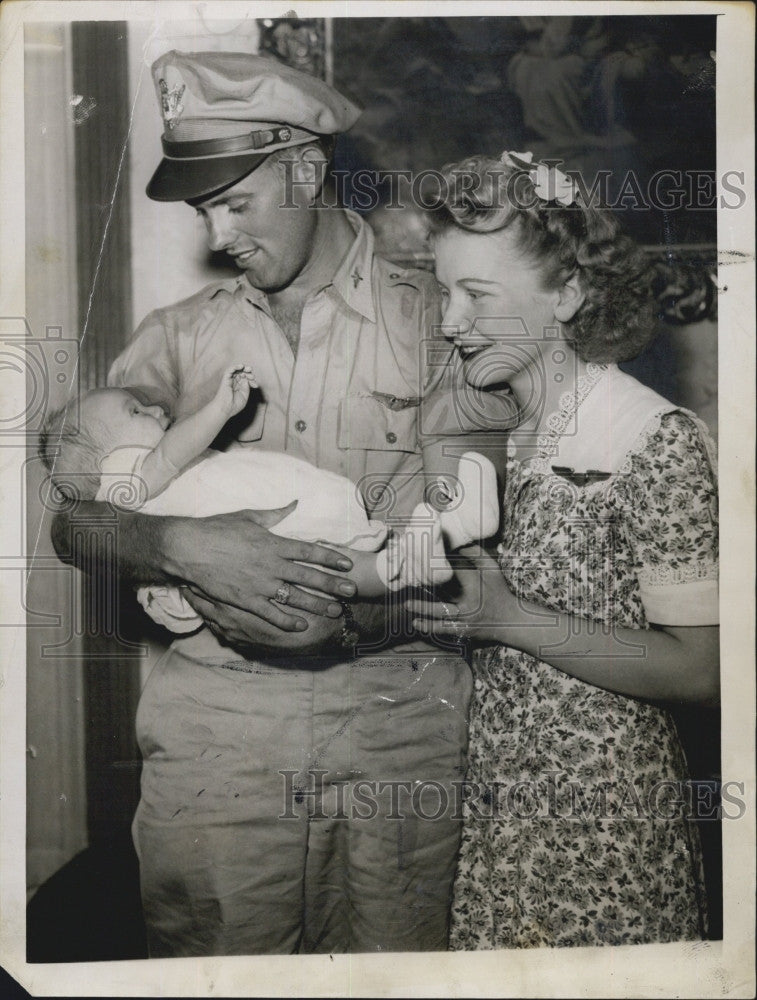 1943 Press Photo Lt. Richard Meldon, wife, and Richard Jr. - Historic Images