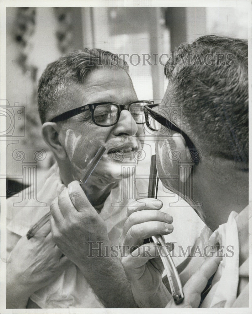 1974 Press Photo Lottery Winner Alfonso Calabrese, Shaves Beard - Historic Images