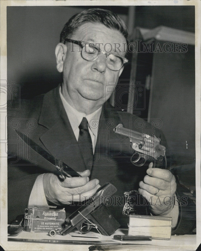 1958 Press Photo Police Sgt. Francis T. Cahill Examines Gun Evidence - Historic Images