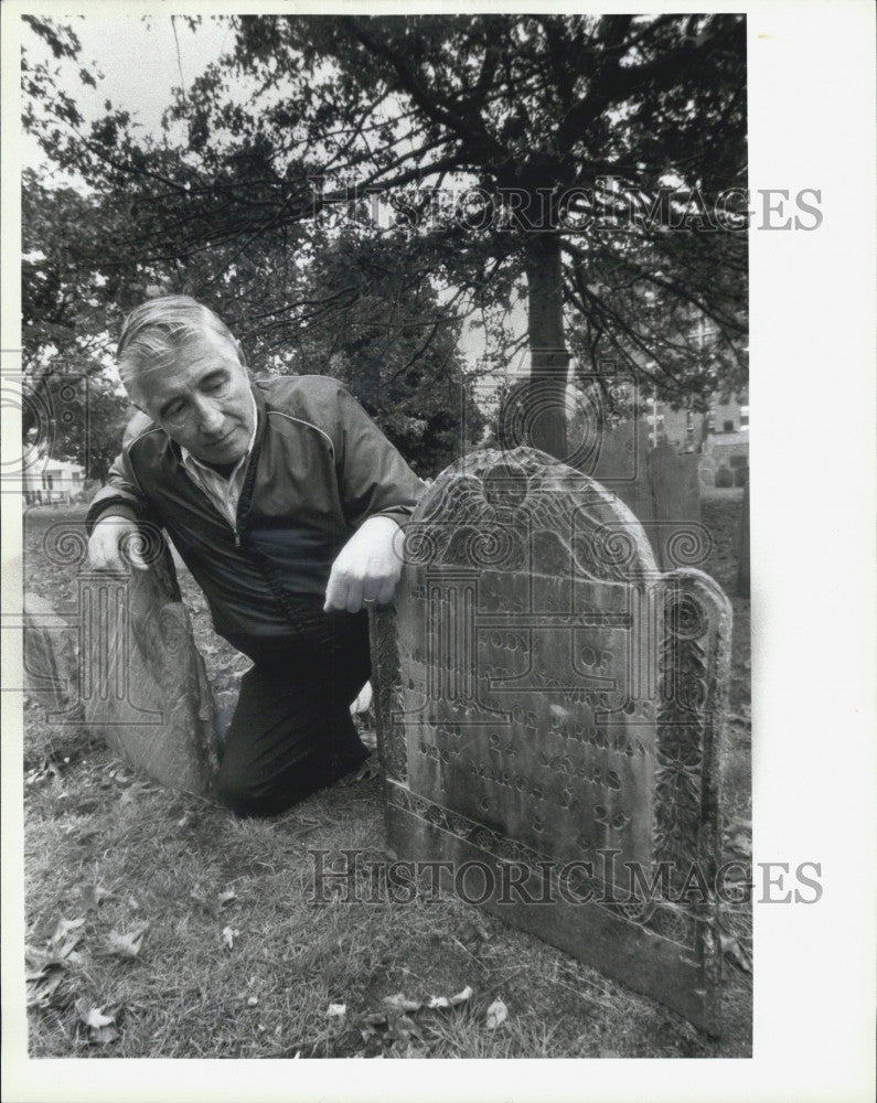 1990 Press Photo Bob Cahill Among Headstones @ Burying Ground Cemetery, Boston - Historic Images