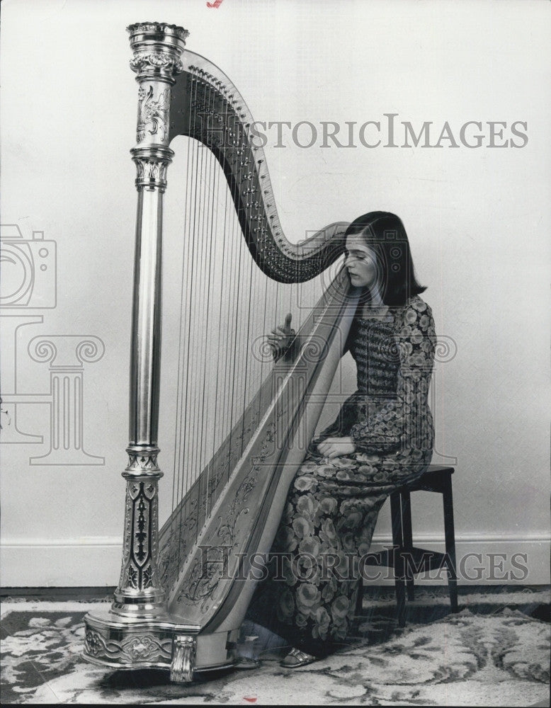 1975 Press Photo Granddaughter Irish Poet William Butler Yeats Harpist New - Historic Images