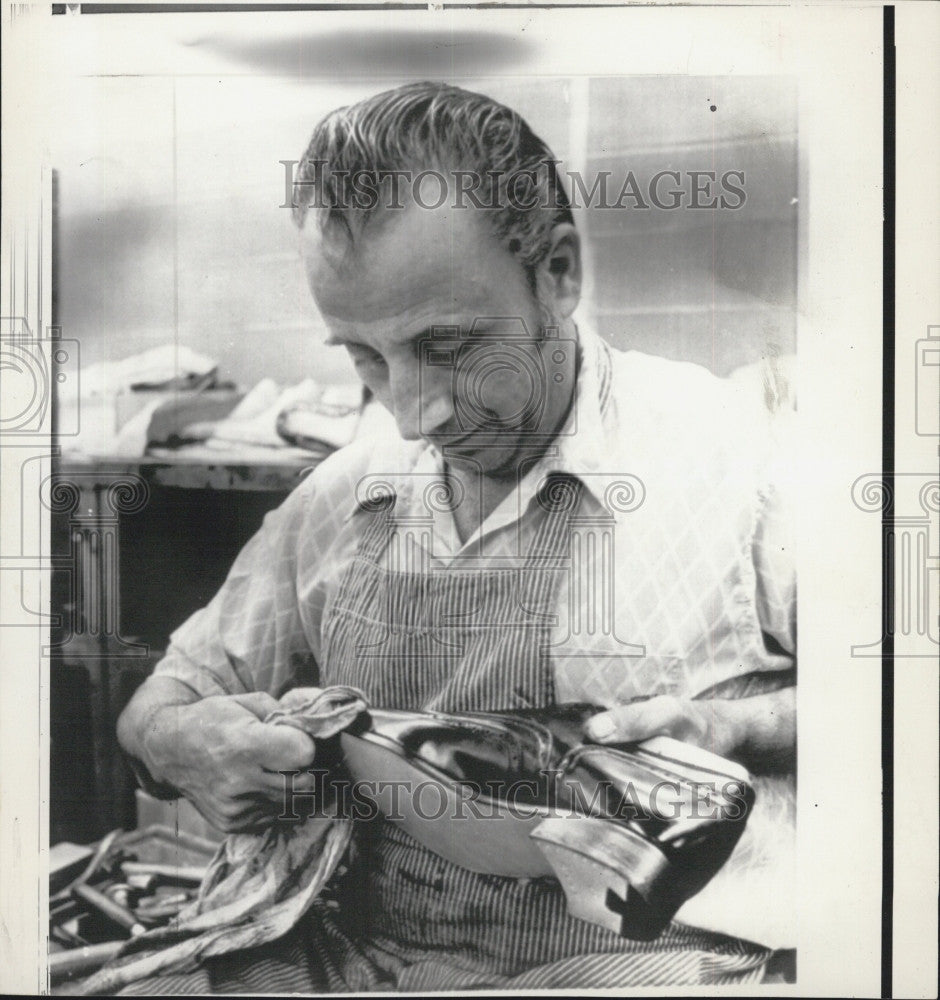 1972 Press Photo Dominick DiMeloa Makes Shoes For President Nixon - Historic Images