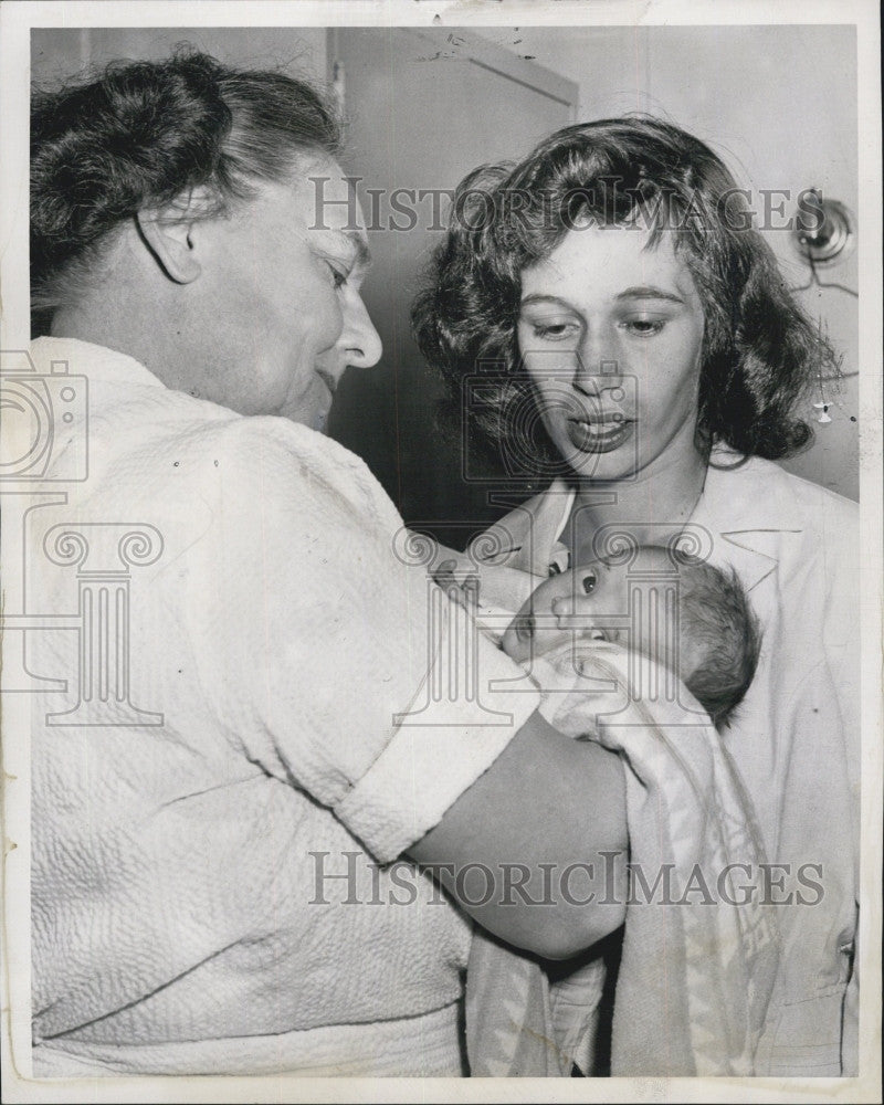 1959 Press Photo Mrs. Beverly Bruning at lock up view her baby with Matron - Historic Images