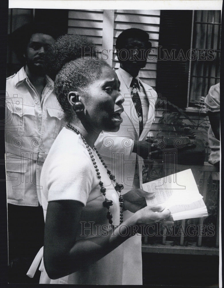 1974 Press Photo Cecilia Bryant Reads Poem On Martin Luther King Jr - Historic Images