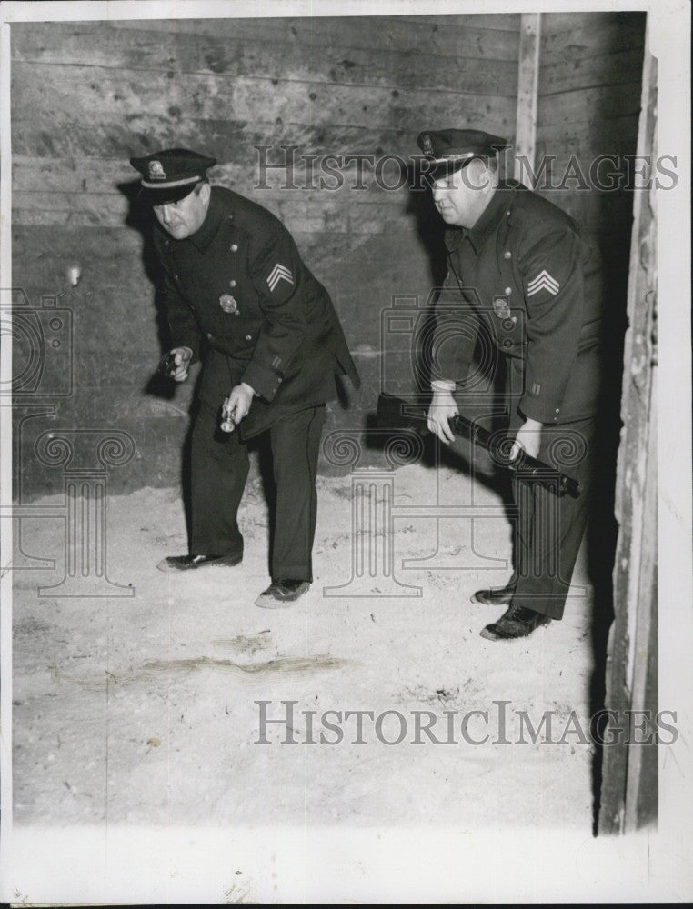 1950 Press Photo Sgts. James Gray and Joseph McDonough search for Brinks money - Historic Images