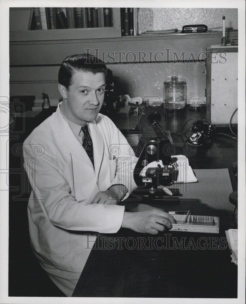 1950 Press Photo Dr Aage Thordal-Christensen at Angell Memorial Animal Hospital - Historic Images