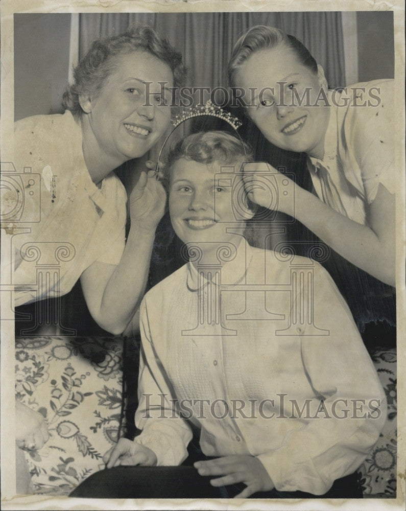 1959 Press Photo Lady Lexington for Patriots Day Patricia Thoren with her mother - Historic Images