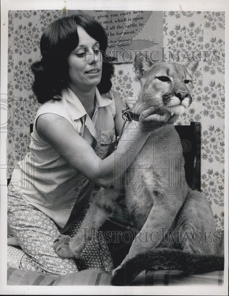 1971 Press Photo Mrs Cynthia Thomasy &amp; her pet  lion - Historic Images