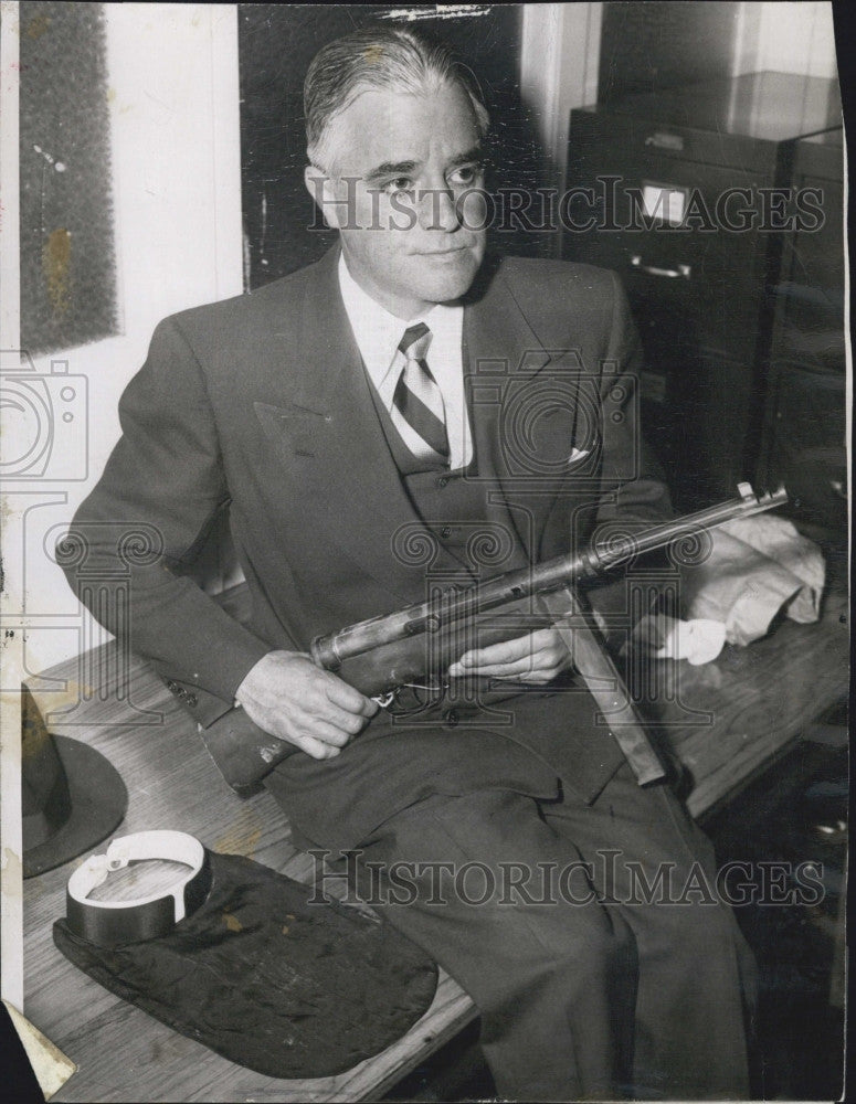 1952 Press Photo District Atty George Thompson &amp; a gun - Historic Images