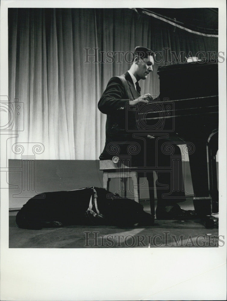 1960 Press Photo Blind Pianist from London Eddie Thompson - Historic Images