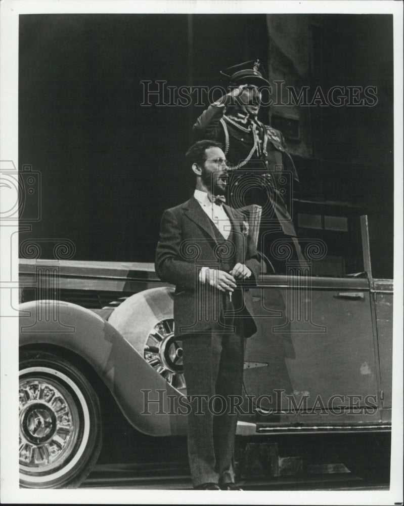 1979 Press Photo Actor Joel Grey &amp; Ron Holgate in &quot;The Grand Tour&quot; - Historic Images