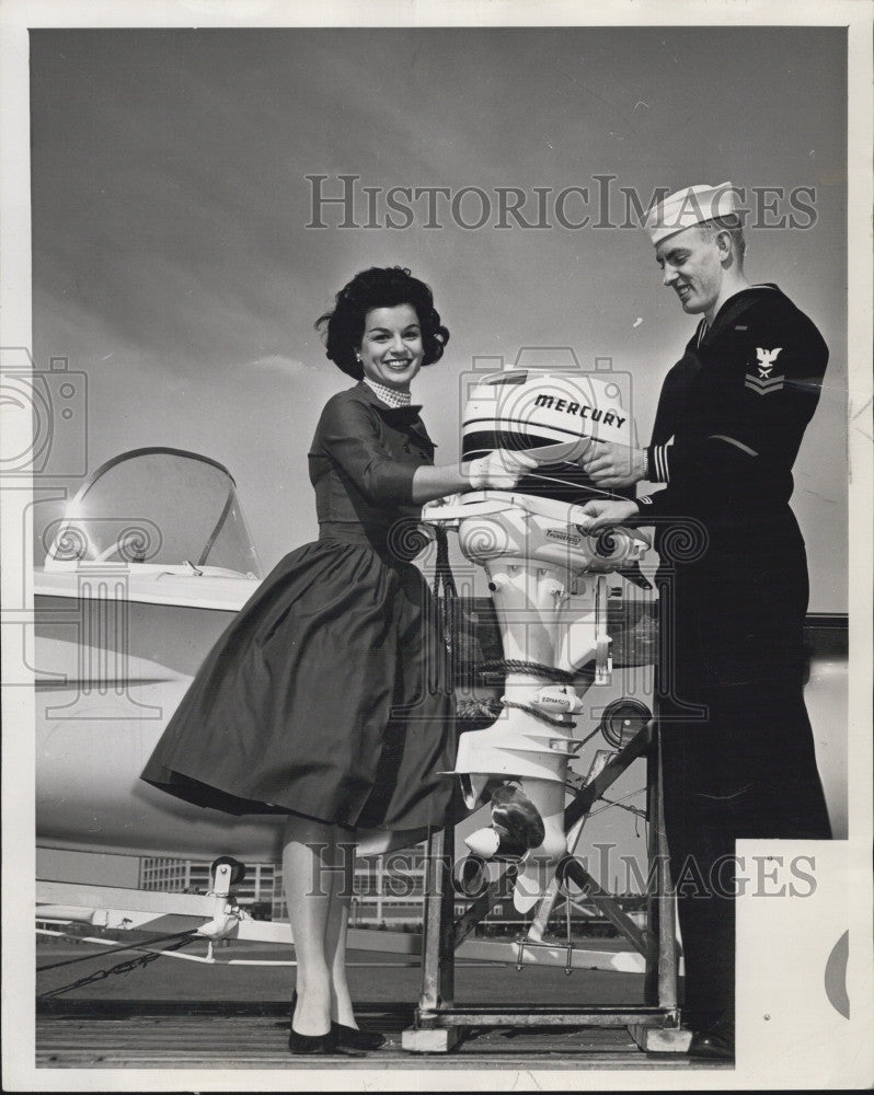 1960 Press Photo Nancy Gray and a U.S. Marine - Historic Images