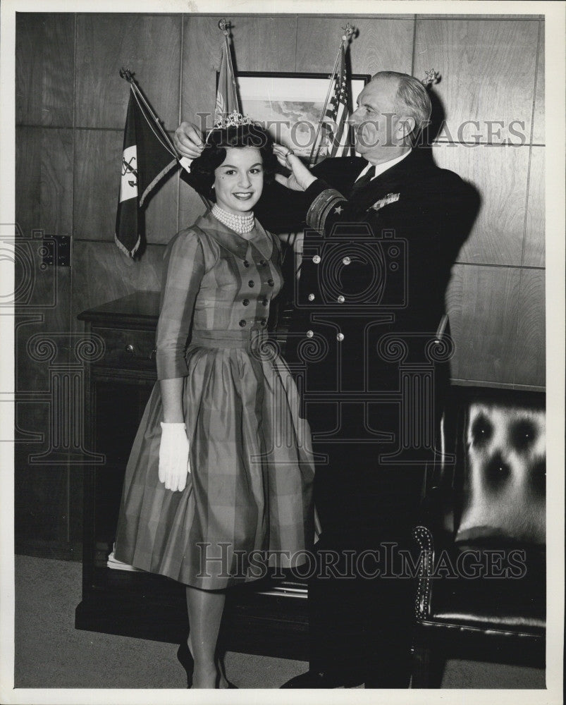 1960 Press Photo Rear Adm Carl F Espe USN &amp; Nancy Gray, Carnival Queen - Historic Images