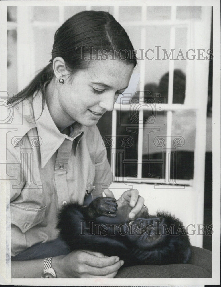 1975 Press Photo Lee Lyon Appears On Show Gorilla - Historic Images