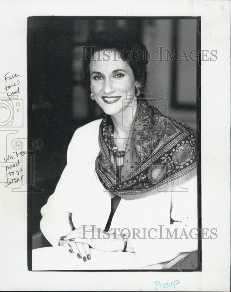 1990 Press Photo Molly Lynch Photographer For WCVB Boston - Historic Images