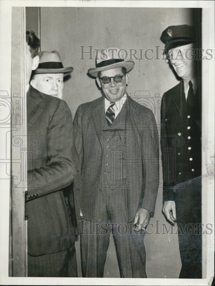 1941 Press Photo James F Preston Convicted Gangster With Police - Historic Images