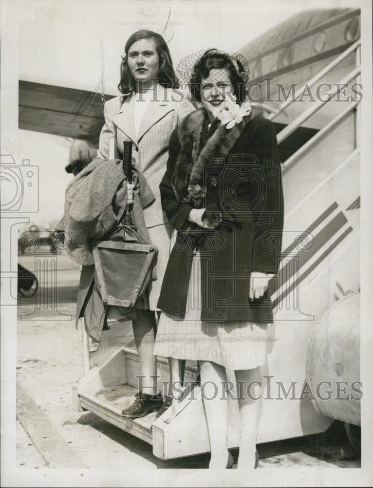 1947 Press Photo Elizabeth Cabot Phyllis McCarthy Private Jet Socialite - Historic Images