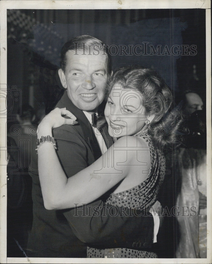 1947 Press Photo Actor Bruce Cabot &amp; Iris Bynum - Historic Images