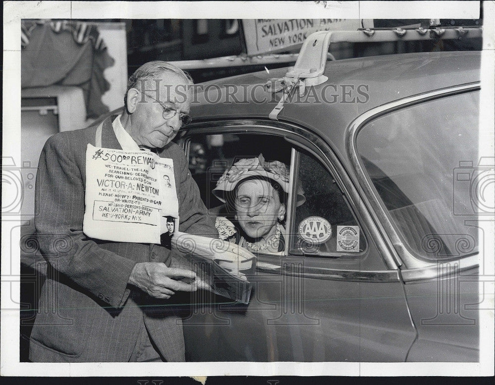 1957 Press Photo Harry Newton Checks Road Map With Wife Rebecca Search For Son - Historic Images