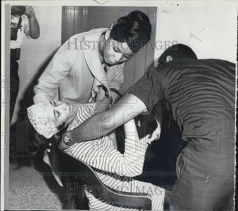 1968 Press Photo Doris Newton, collapses as brother convicted of manslaughter - Historic Images