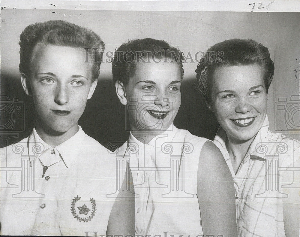 1954 Press Photo Beverly Newton Carol Sawyer Lois Reynolds &quot;Feminine Butch Hair&quot; - Historic Images