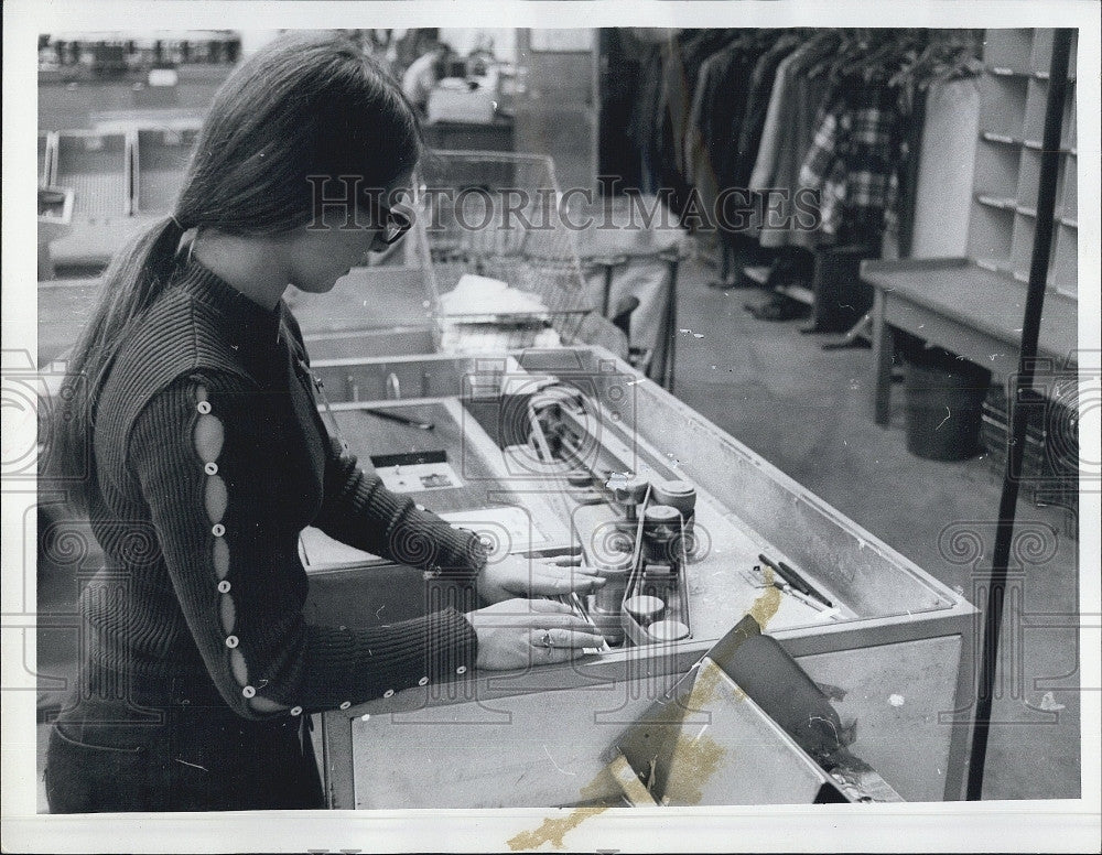 1972 Press Photo Helen Blood and a Hi Speed letter opener at the IRS - Historic Images