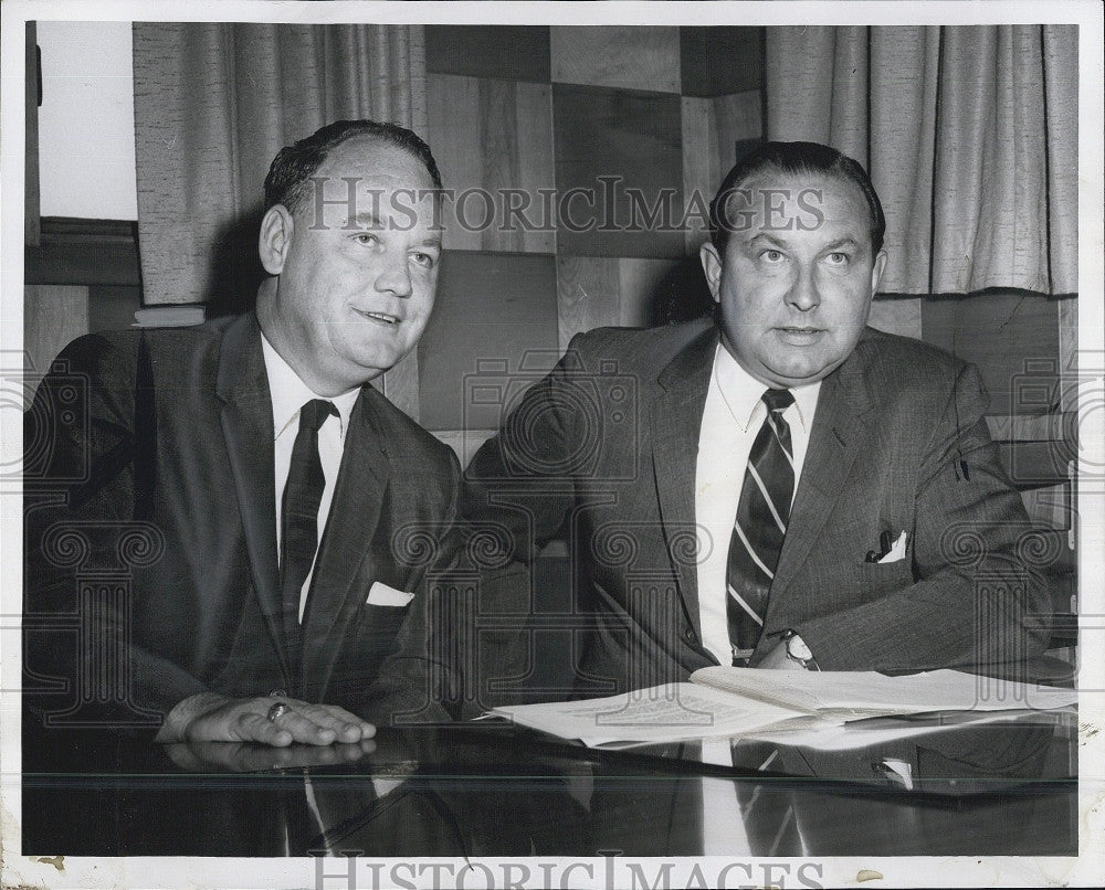 1962 Press Photo Reginald T Newton Renault Dist Robert McMahon Fuller Smith Ross - Historic Images