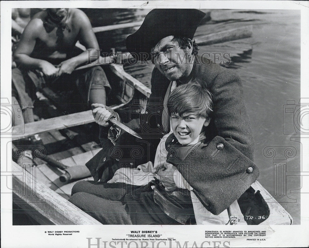 1975 Press Photo Robert Newton &amp; Bobby Driscoll in &quot;Treasure Island&quot; - Historic Images