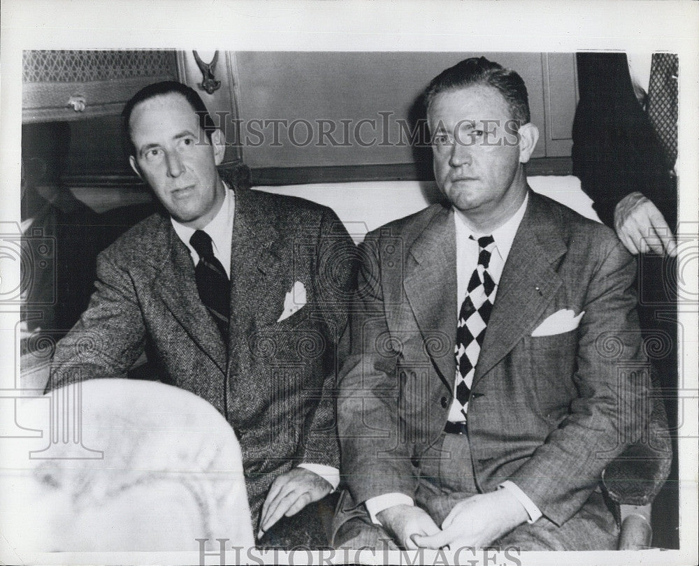 1946 Press Photo William A Nickel in custody of Det. James Phelan - Historic Images