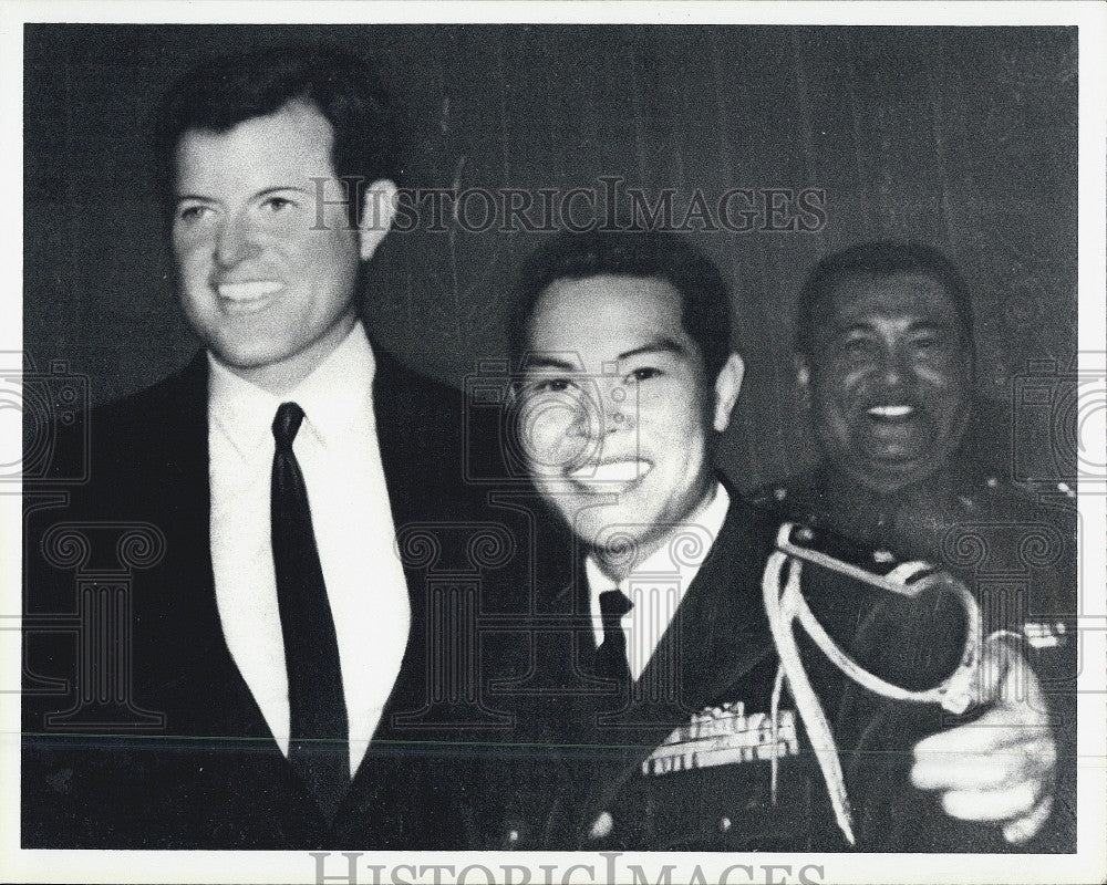 Press Photo Former Viet colonel Kham Minh Nguyen &amp; Ted Kennedy - Historic Images