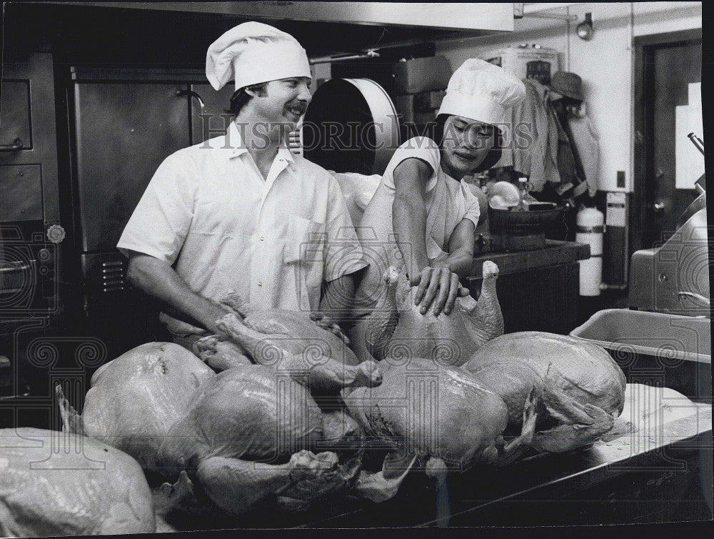 1975 Press Photo M Mirra &amp; S Vietnamese refugee Hung Than Nguyen &amp; turkey prep - Historic Images