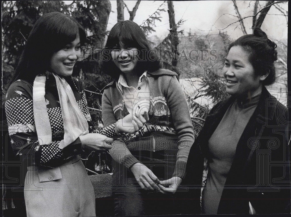 1975 Press Photo Dung Nguyen Sister Thuy &amp; Mother Mui Thia At Home - Historic Images