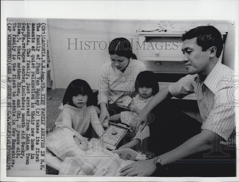1975 Press Photo Phan Van Nghiep Laconia Home Refugees Becky Diem Hien Chi - Historic Images