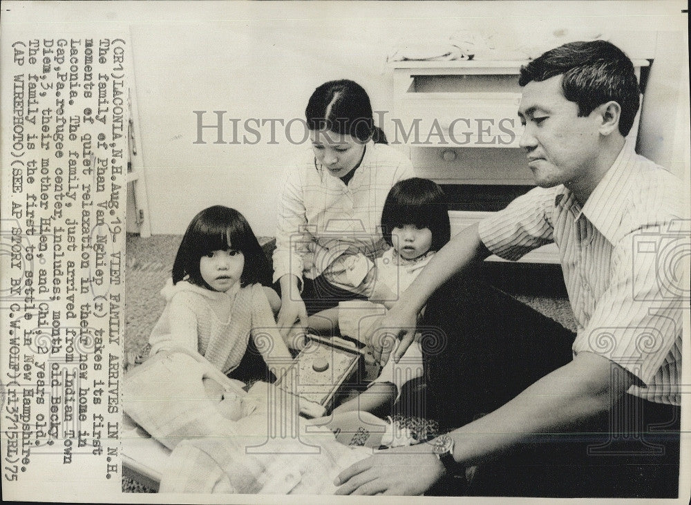 1975 Press Photo Vietnamese refugees Phan Van Nghiep and family - Historic Images