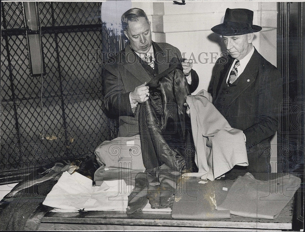 1948 Press Photo Boston Policeman Walter F Nickerson Dennis Mahoney Investigatio - Historic Images