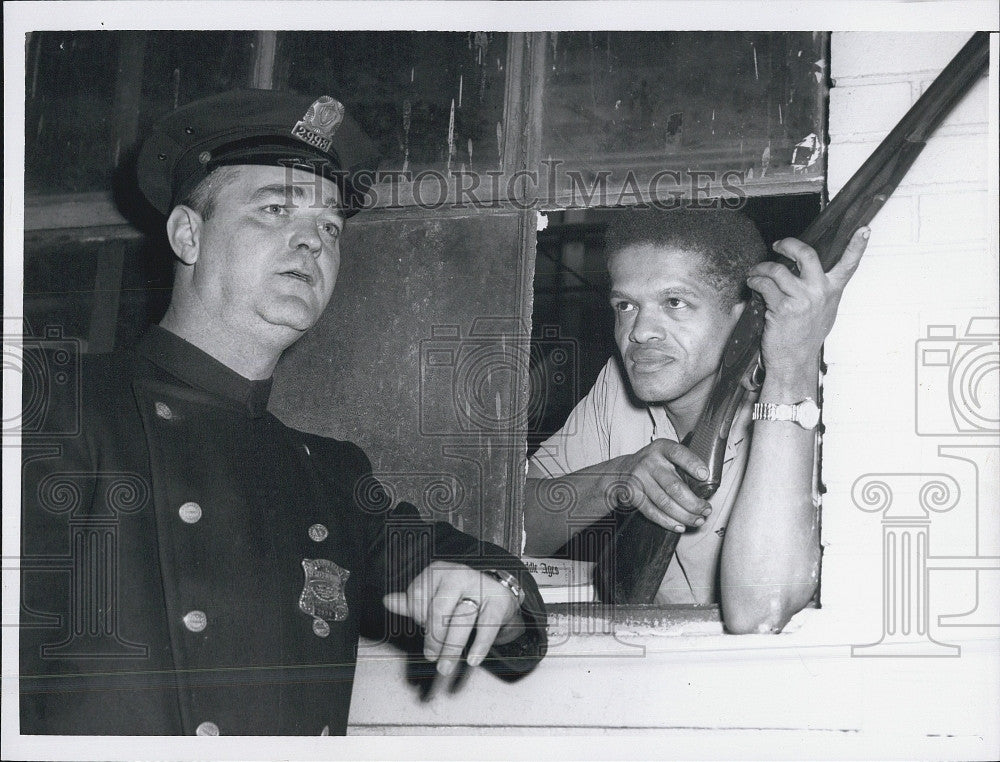 1963 Press Photo Officer George Locascio Alan Howe Capture A Burglar - Historic Images