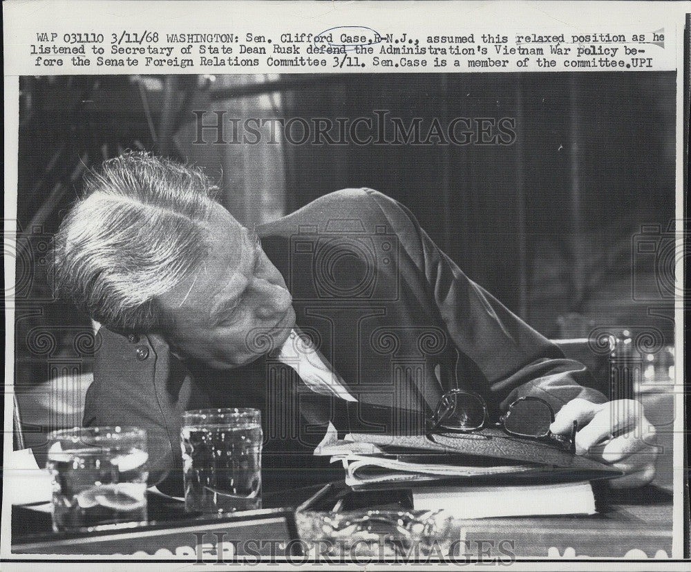 1968 Press Photo Sen Clifford Case Relaxes During Vietnam Speech - Historic Images