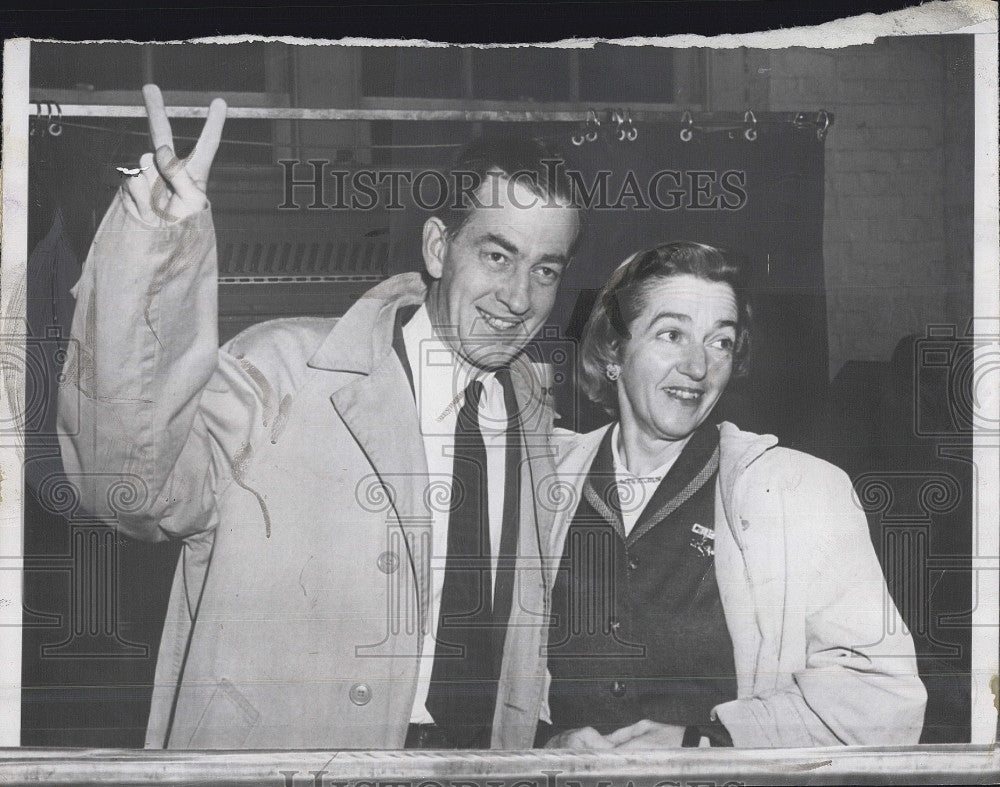 1954 Press Photo Clifford Case Poses With Wife During Senate Campaign - Historic Images