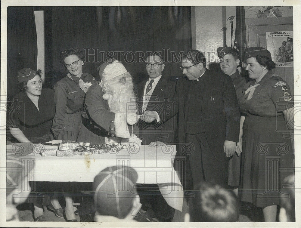 1957 Press Photo Rev Manuel Cascais Accepts Gifts From Santa - Historic Images