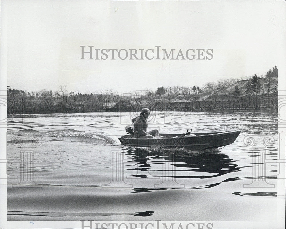 1977 Press Photo Chester Casey Searches River For Brother&#39;s Body After Drowning - Historic Images