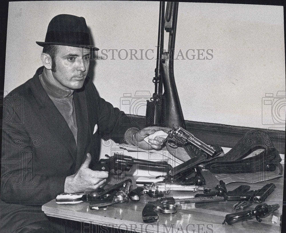 1970 Press Photo Officer Dennis Casey &amp; weapons in Boston - Historic Images