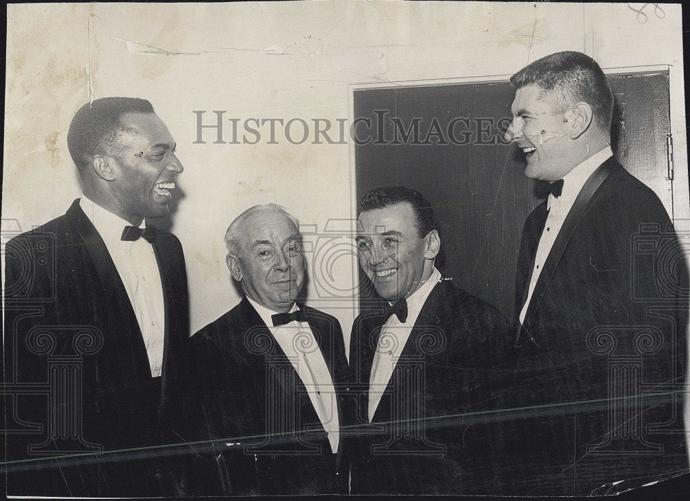 1963 Press Photo Sportswriter Joe Cashman and others - Historic Images