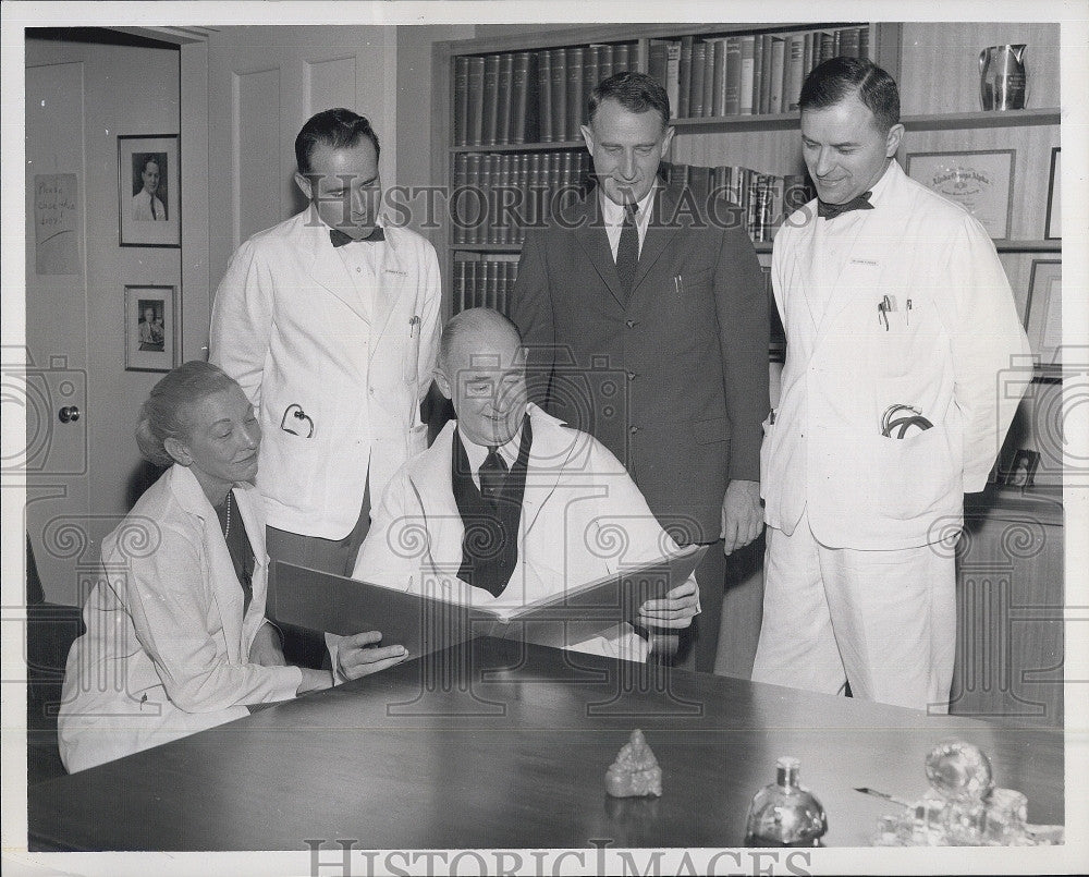 1956 Press Photo Dr V Cass,Sir A Porritt,Dr E Gray,Dr FD Moore 7 DR J Pikula - Historic Images