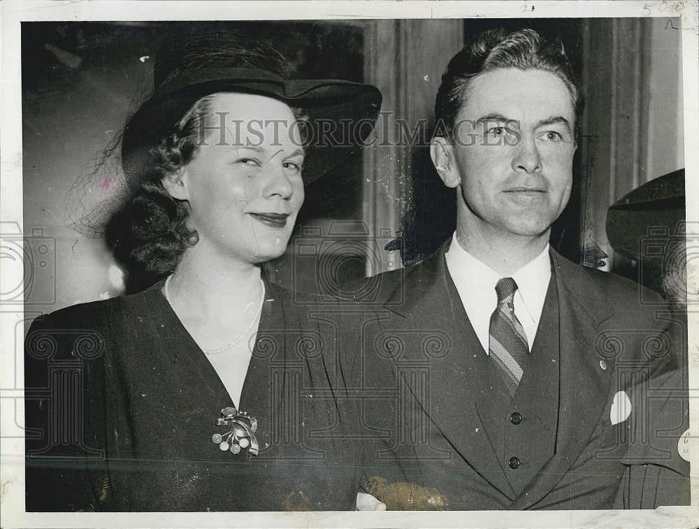 1942 Press Photo Cong. Joseph E Casey &amp; his wife - Historic Images