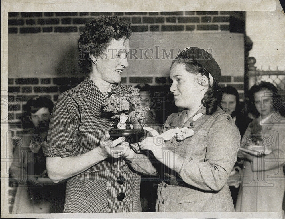 1952 Press Photo Mrs James Cashin &amp; girl scouts - Historic Images